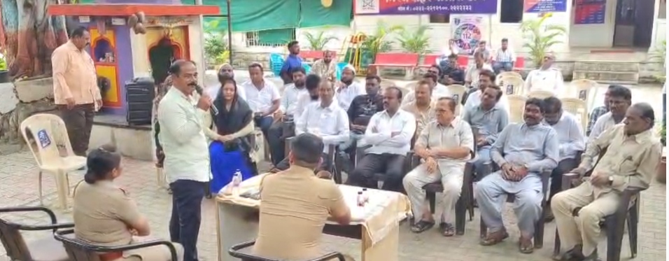 मुस्लिम समाज के श्रद्धा स्थान रहे मुहंमद पैगंबर जी के जन्मदिन से पहले मिरज में शांति समिति की बैठक हुई संपन्न; मिरज शहर के पोलीस अफसर किरण चौगले जी ने 26 अगस्त को होने वाले जुलूस के बारे में दिशा-निर्देश दिए।