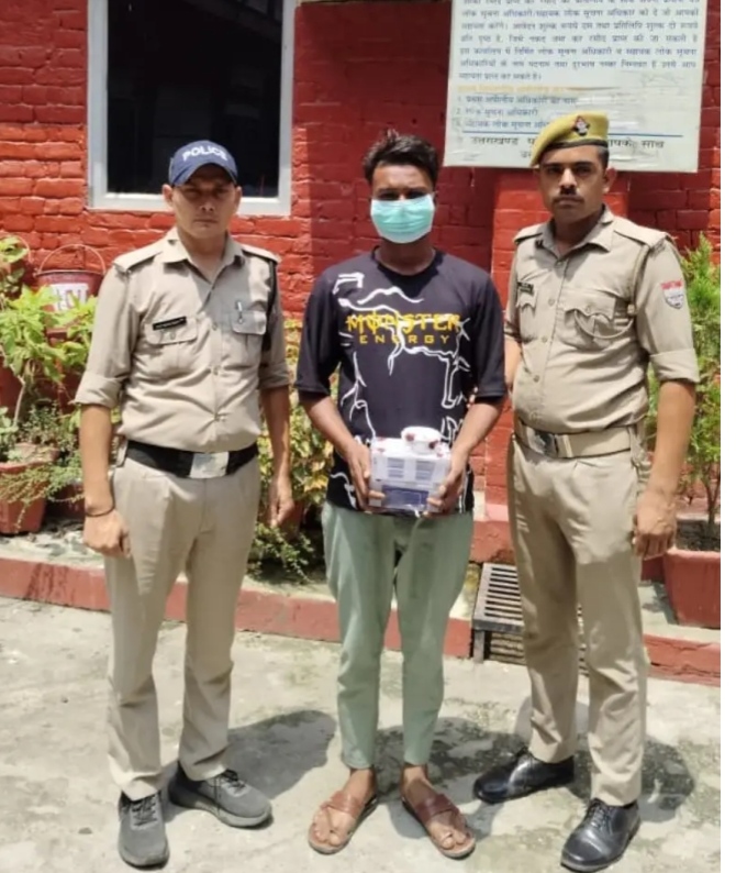 हरिद्वार पुलिस की विशेष टीम (ANTS/STF और स्थानीय पुलिस) की संयुक्त चेकिंग के दौरान इन आरोपियों को दबोचा गया: