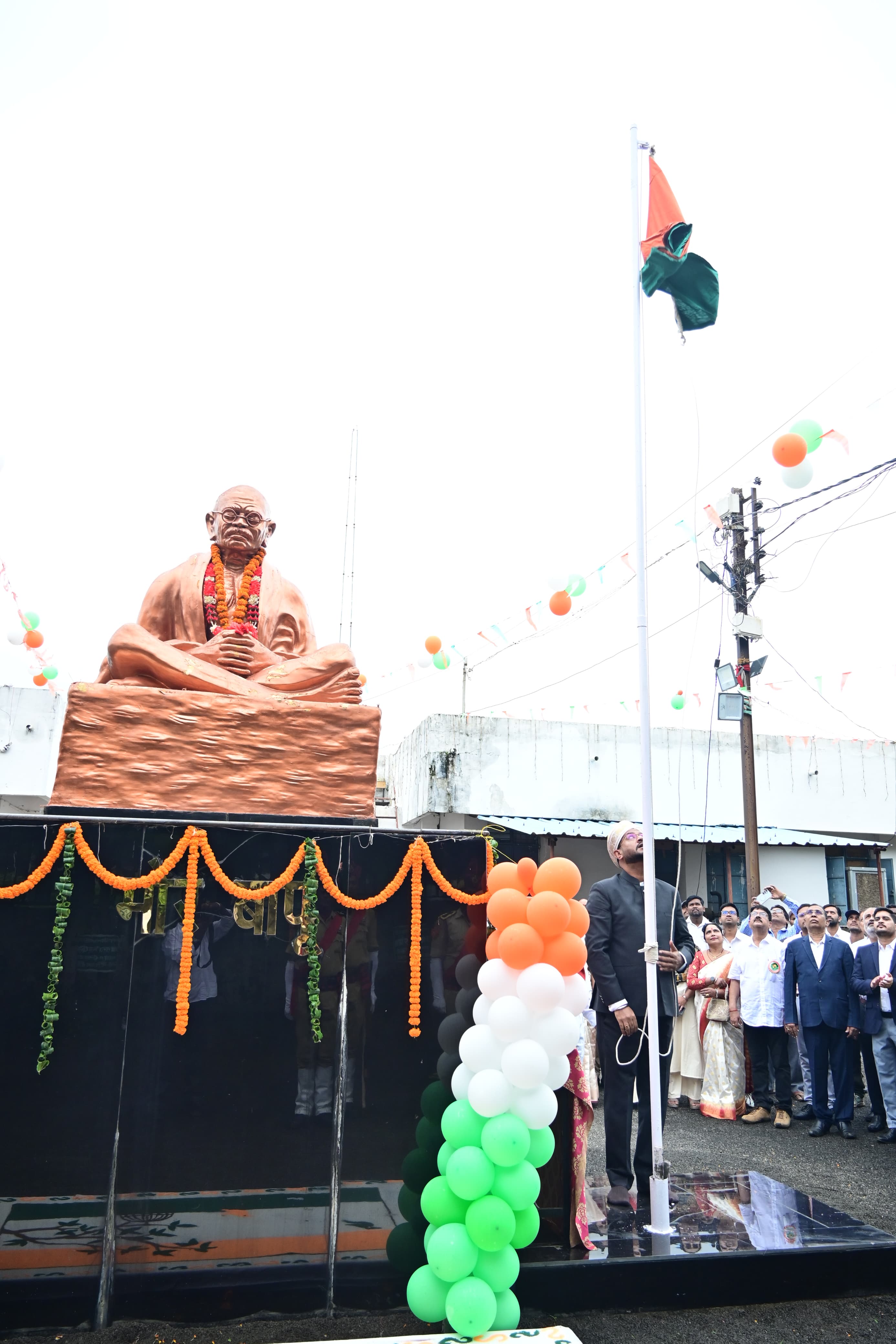 Collector Shri Vijay Dayaram K. hoisted the flag at the GPM District Office.