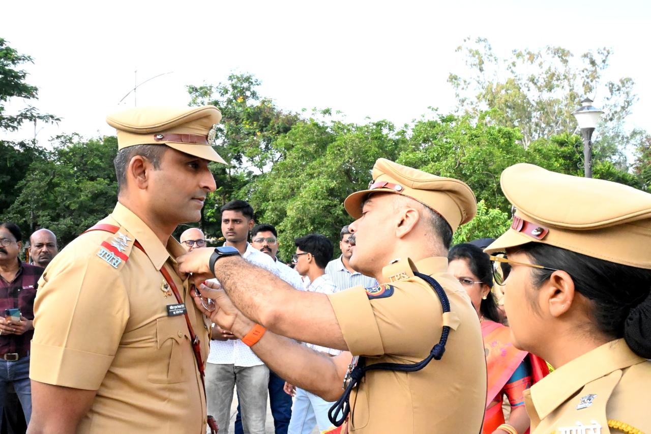 म. गांधी चोक पुलिस ठाने के पुलिस निरीक्षक संदीप (सनी) शिंदे को उत्कृष्ट सेवा पदक से सम्मानित