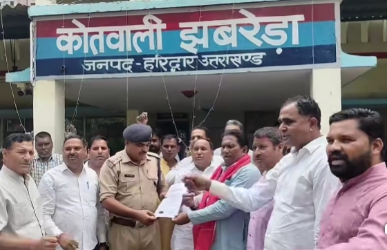 पूर्व राज्यमंत्री और भाजपा नेता देशराज कर्णवाल ने स्वतंत्रता दिवस (15 अगस्त) समारोह के दौरान राष्ट्रगीत 'वंदे मातरम' के कथित अपमान को लेकर पूर्व कांग्रेस अध्यक्ष सोनिया गांधी के खिलाफ हरिद्वार जिले की झबरेड़ा कोतवाली में तहरीर दी है।