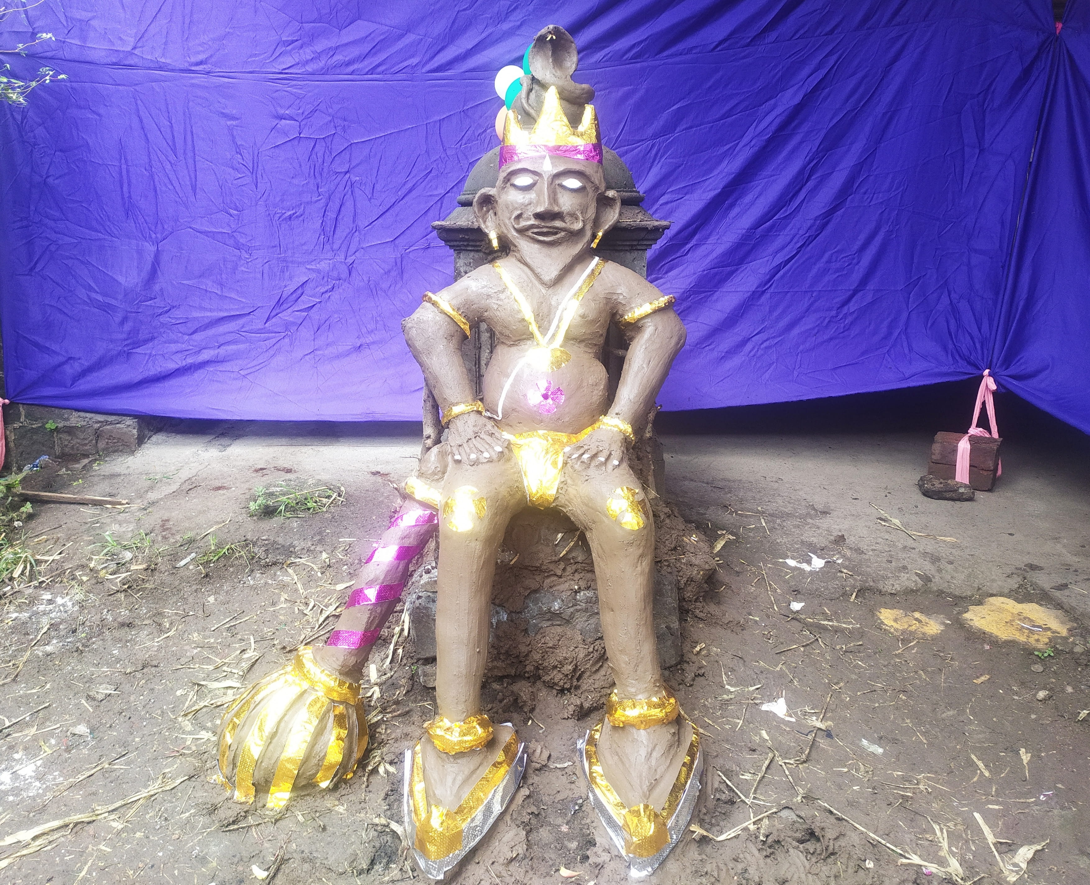 श्रियाल राजा की मिट्टी की प्रतिमा का पारंपरिक विधि से पूजन; परिसर में भक्तिमय वातावरण