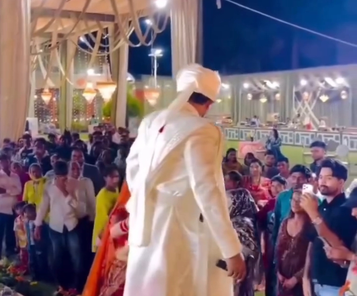 शादी समारोह के दौरान दूल्हा  ने (डांस/एंट्री) लाइसेंसी पिस्तौल से लगातार कई राउंड हवाई फायरिंग करता नजर आया