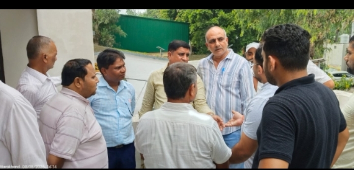35 हजार रुपये की रिश्वत लेते हुए गिरफ्तार कर लिया। कार्रवाई के बाद ब्लॉक परिसर में अफरा-तफरी का माहौल बन गया