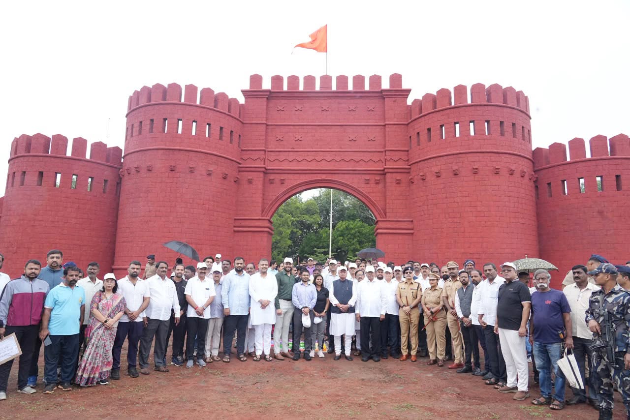 पुलिस मुख्यालय के कवायद मैदान पर निर्मित किले की दीवार का पालकमंत्री चंद्रकांत पाटील के हाथों लोकार्पण।