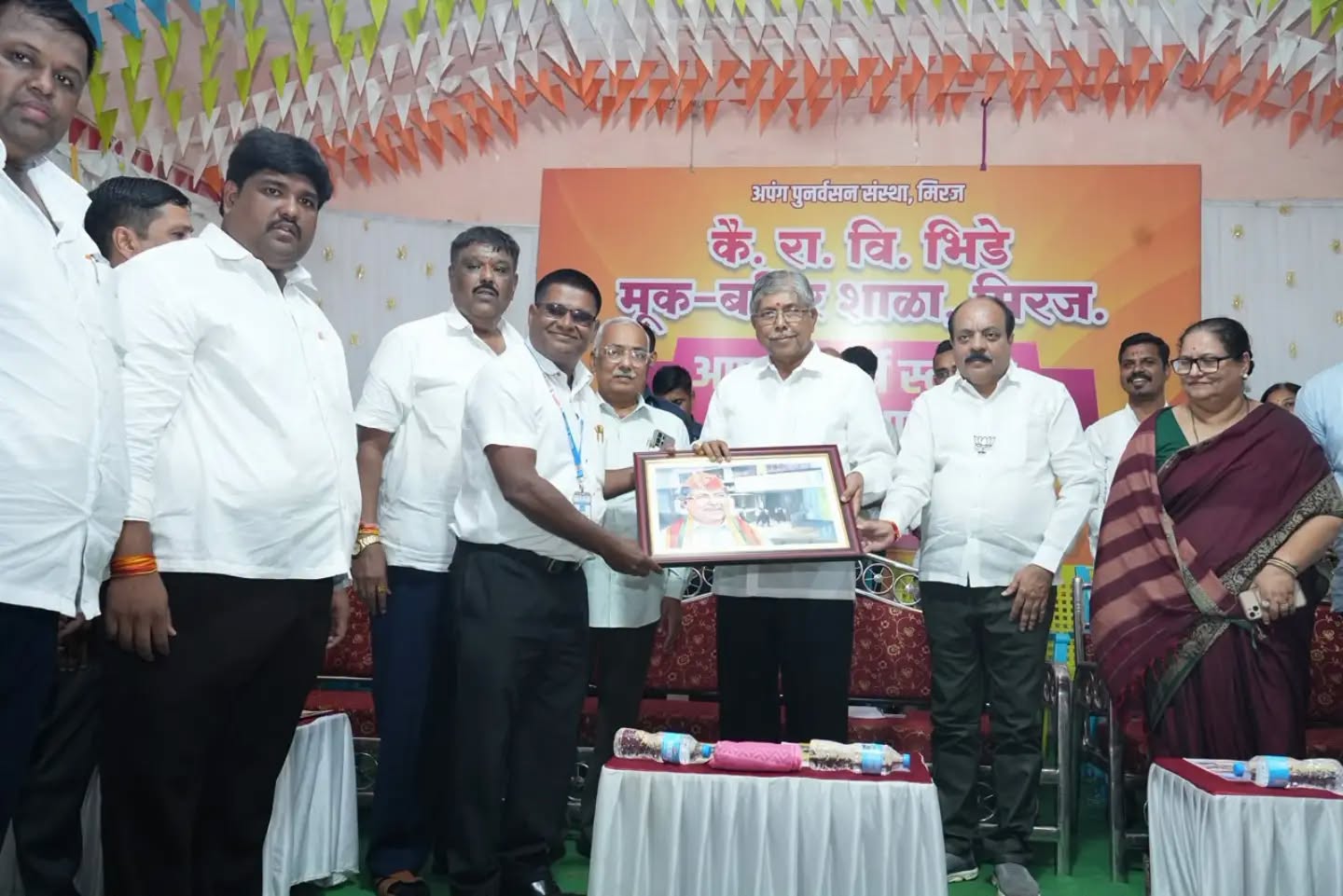 कै. रा. वि. भिडे मूक-बधिर विद्यालय में पालकमंत्री चंद्रकांत पाटील की सदिच्छा भेंट; विद्यार्थियों के सांकेतिक राष्ट्रगान से भावुक हुआ वातावरण।