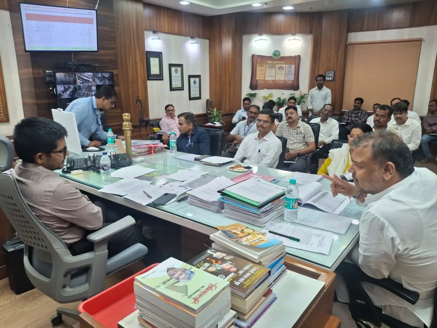जिलाधिकारी कार्यालय में सांसद विशाल पाटील और विधायक सत्यजित देशमुख की उपस्थिति में जिला विद्युत समिति की बैठक संपन्न