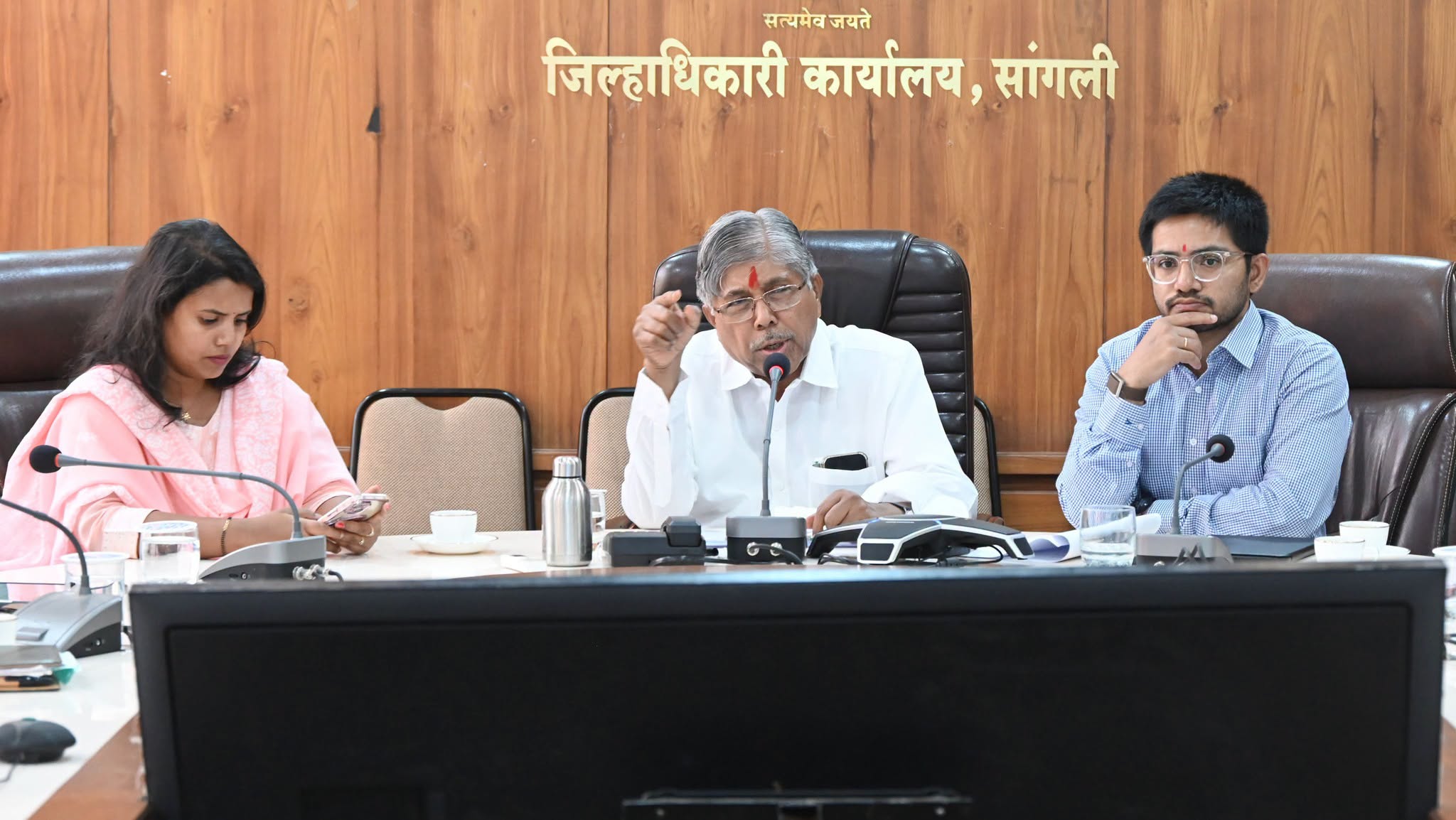 टंचाई की स्थिति पर काबू पाने के लिए प्रशासन संवेदनशीलता और तत्परता से उपाय करे – पालकमंत्री चंद्रकांत पाटील