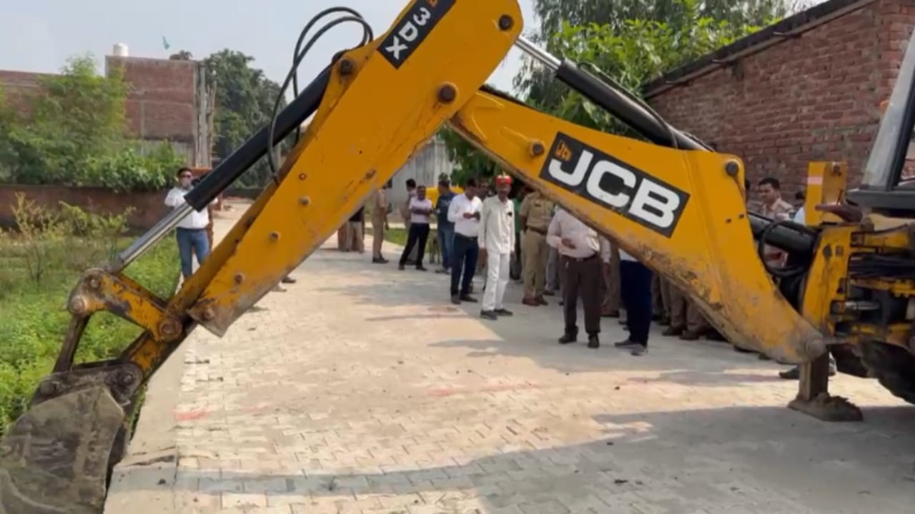 पीलीभीत में अवैध सड़क पर चला प्रशासन का बुलडोजर