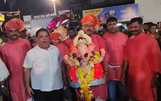 पारंपरिक वाद्ययंत्रों की गूंज के बीच मिरज शहर पुलिस थाने से बप्पा को भावपूर्ण विदाई