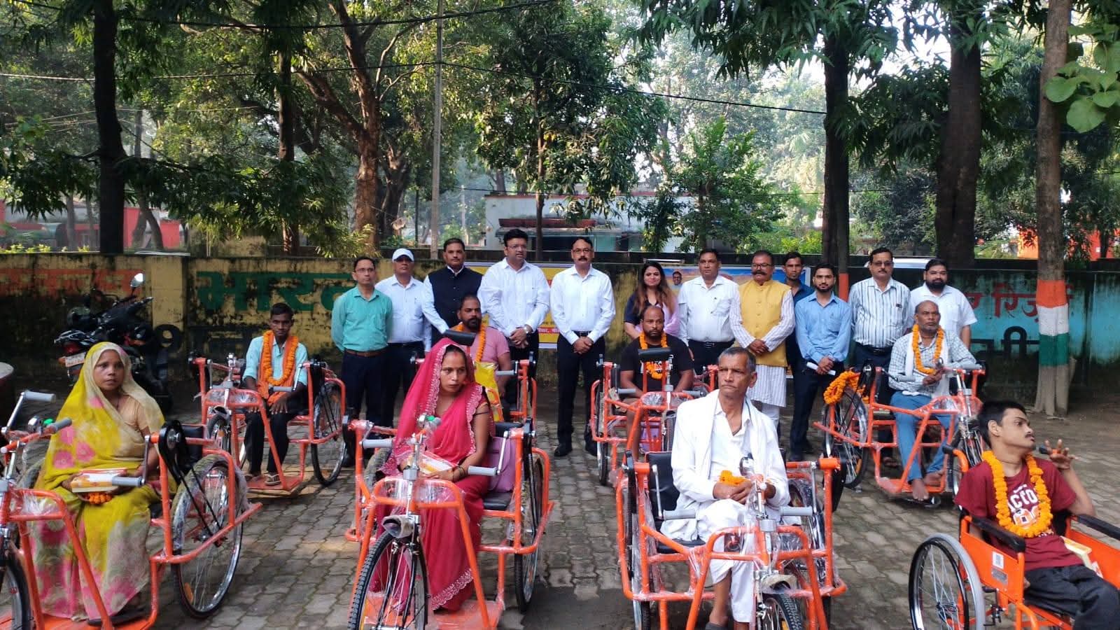 पीलीभीत कलेक्ट्रेट में धूमधाम से मनाई गई गांधी और शास्त्री जयंती, डीएम ने दिव्यांगों को बांटे सहायक उपकरण
