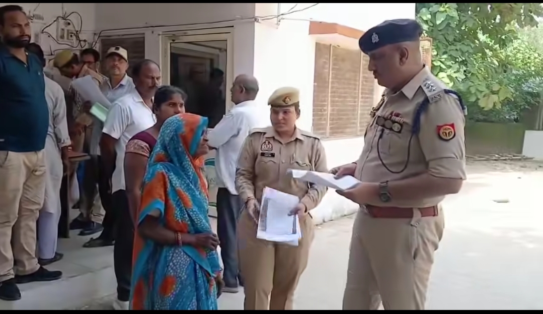 चेंबर से बाहर निकले सीओ संतोष कुमार सिंह, बुजुर्ग फरियादियों की सुनी पीड़ा