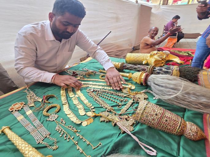 कोल्हापूर मे शारदीय नवरात्रि उत्सव की तैयारियां जोरशोर से ; करवीर निवासिनी श्री अंबाबाई के आभूषण जगमगा उठे; सोने का मुकुट और चापेकाली हार एक नई सुनहरी चमक लाये