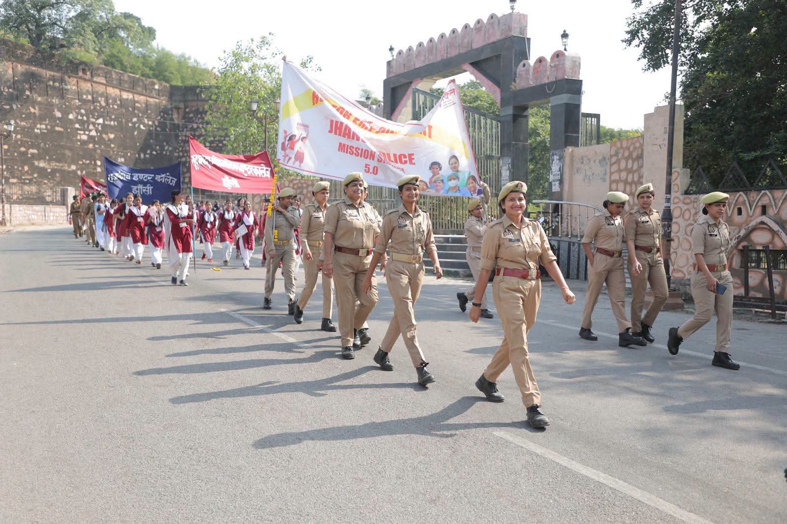 झांसी में मिशन शक्ति फेज-6 की हुंकार! रानी लक्ष्मीबाई किले से निकली जागरूकता रैली, 150 से अधिक छात्राओं ने दिया महिला सुरक्षा का संदेश।