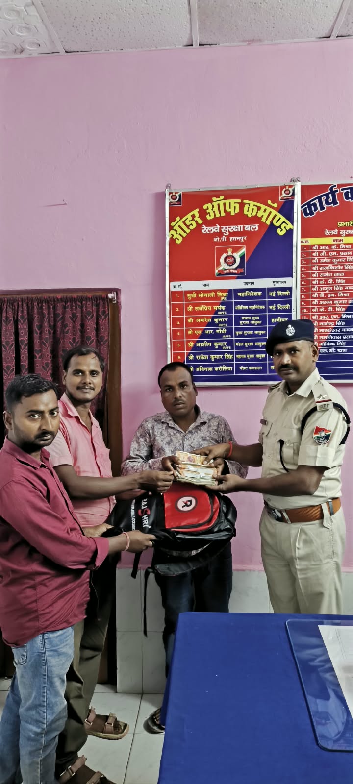 हसनपुर रोड आरपीएफ की तत्परता से यात्री को वापस मिला 1.20 लाख रुपये से भरा बैग