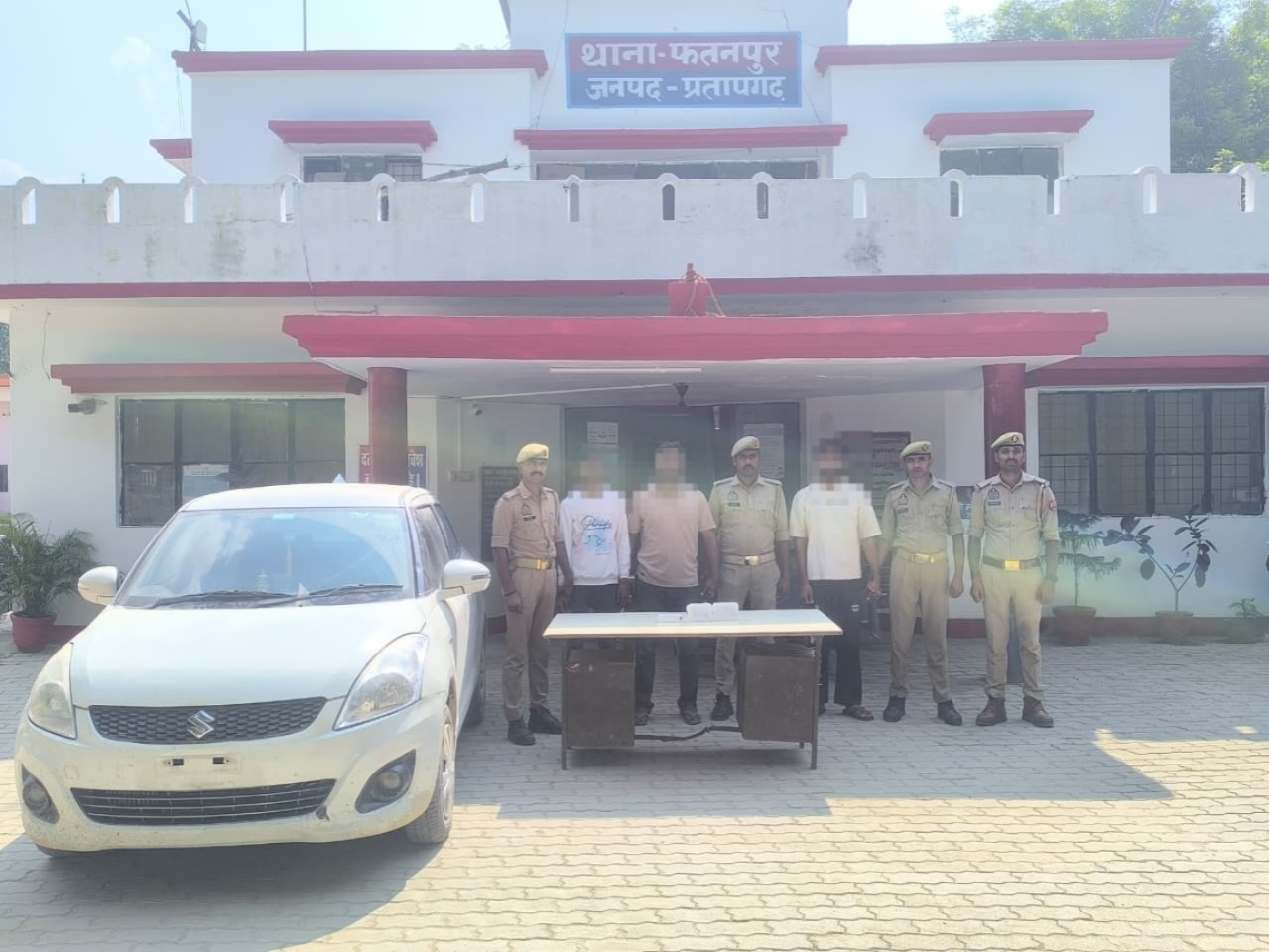 थाना फतनपुर पुलिस एवं स्पेशल टीम की संयुक्त कार्यवाही में 40.64 ग्राम अवैध एम.डी. (Methamphetamine Drugs) बरामद, अन्तर्जनपदीय 03 अभियुक्त गिरफ्तार।