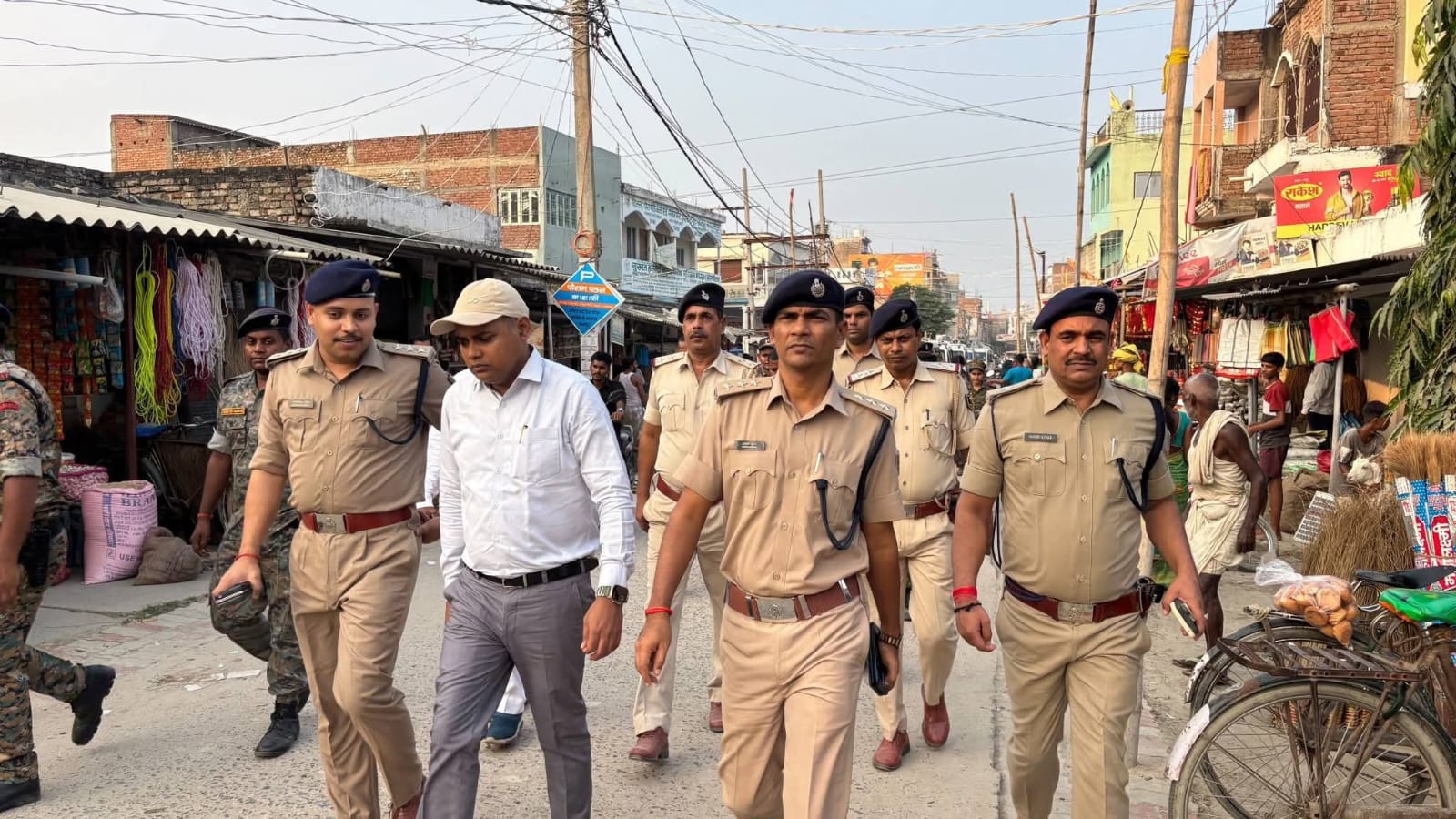 दुर्गा पूजा के सप्तमी, महाअष्टमी, महानवमी एवं विजयादशमी के अवसर पर श्रद्धालुओं की संभावित भारी भीड़ को देखते हुए शुक्रवार को ताजपुर में जिला प्रशासन की ओर से संयुक्त फ्लैग मार्च निकाला गया