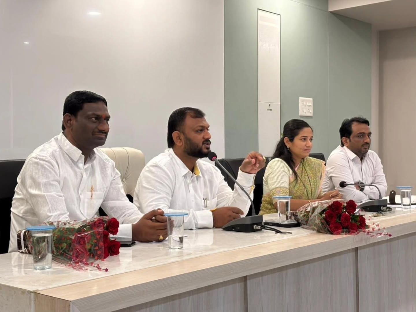 मेयर ने किराया वसूली की समीक्षा की; 66 करोड़ रुपये की रिकॉर्ड वसूली के लिए कर्मचारियों की सराहना की